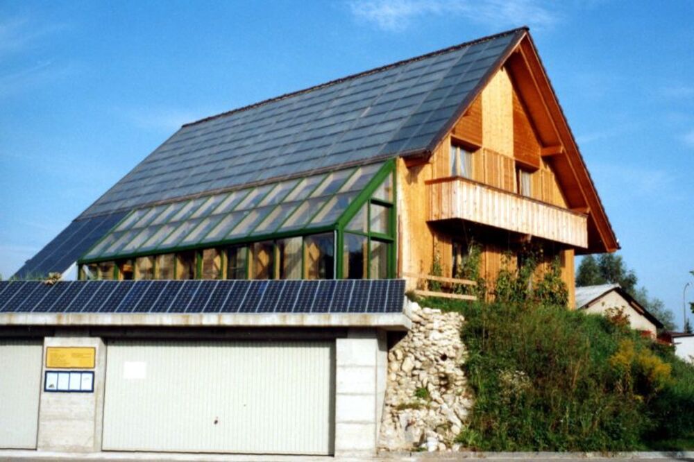 Auch dank der Tour de Sol: Firma Jenni hatte den Mut, trotz grösster Kritik das erste völlig autarke Sonnenhaus zu bauen.